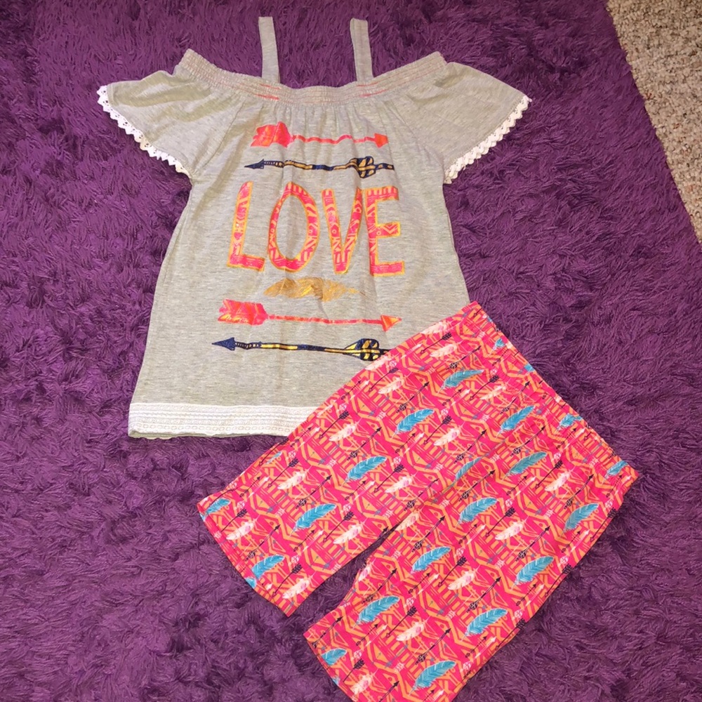 Matching arrow and feather outfit set